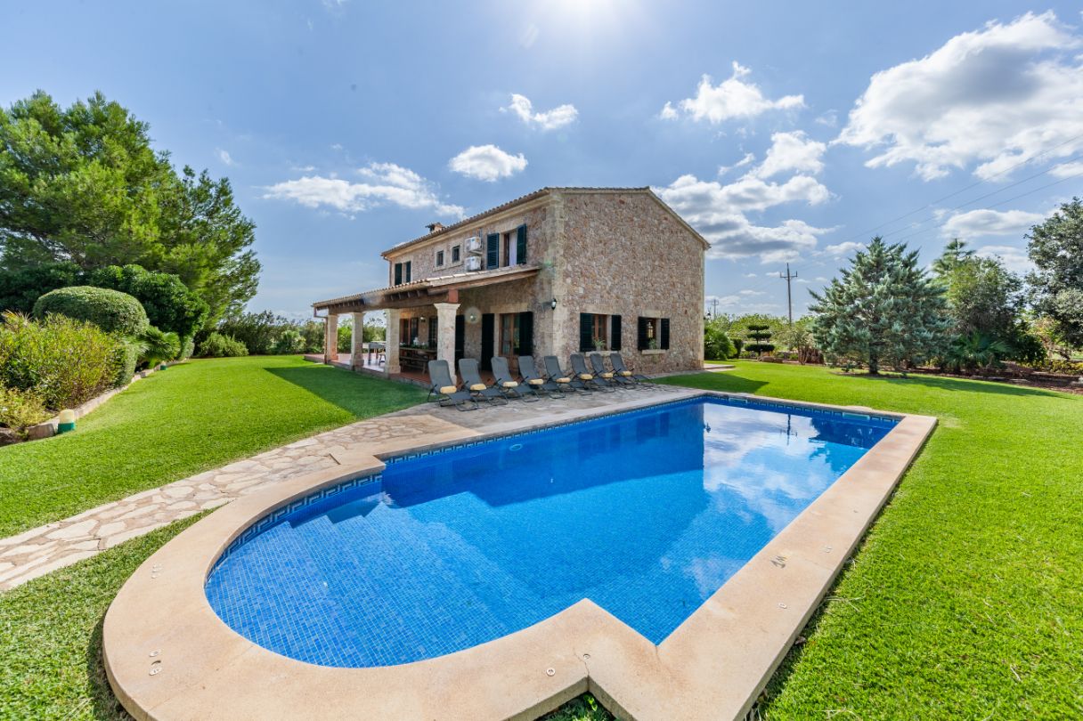 Spectacular large holiday villa rental Pollensa Mallorca