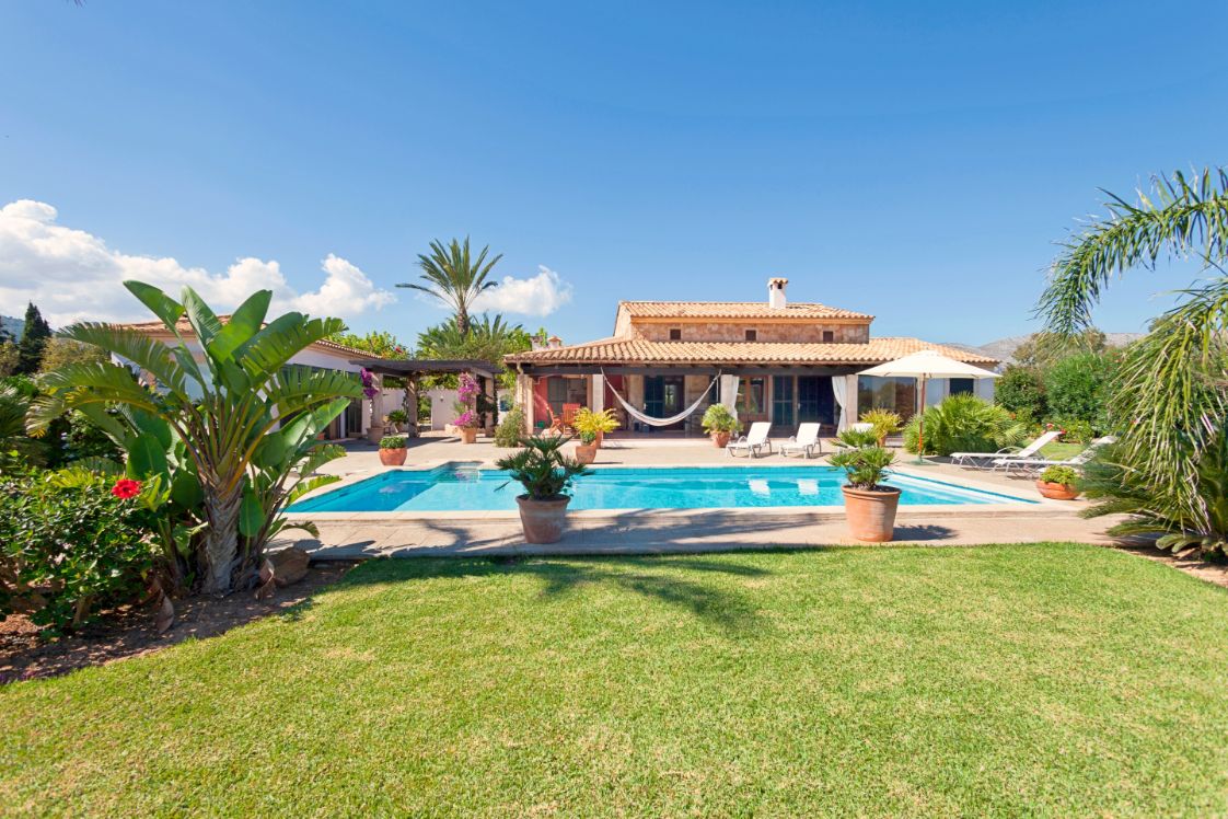 Stunning 4 bedroom one level holiday villa close to Pollensa Mallorca