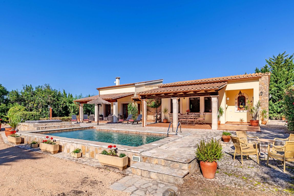 Picturesque 2 bedroom holiday villa with private pool in Pollensa Mallorca