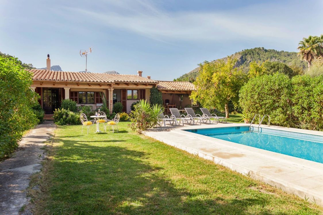 Pretty 2 bedroom holiday villa in Pollensa town Mallorca