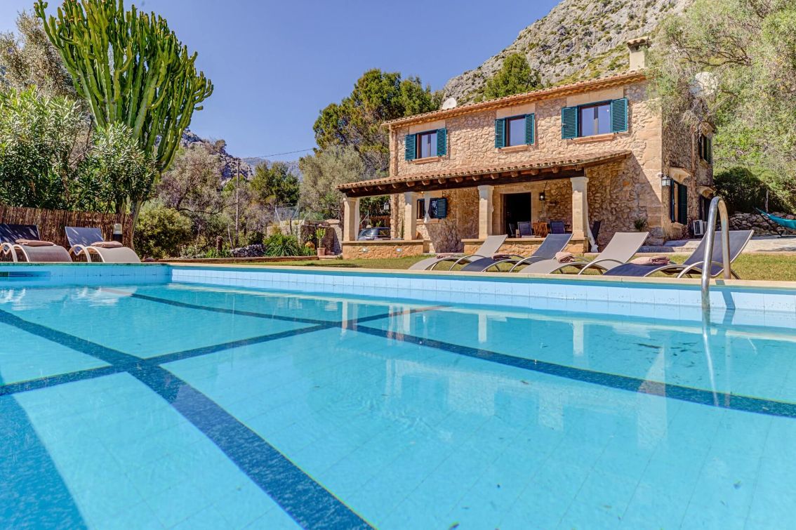 Fabulous 4 bedroom holiday villa with pool Pollensa Mallorca