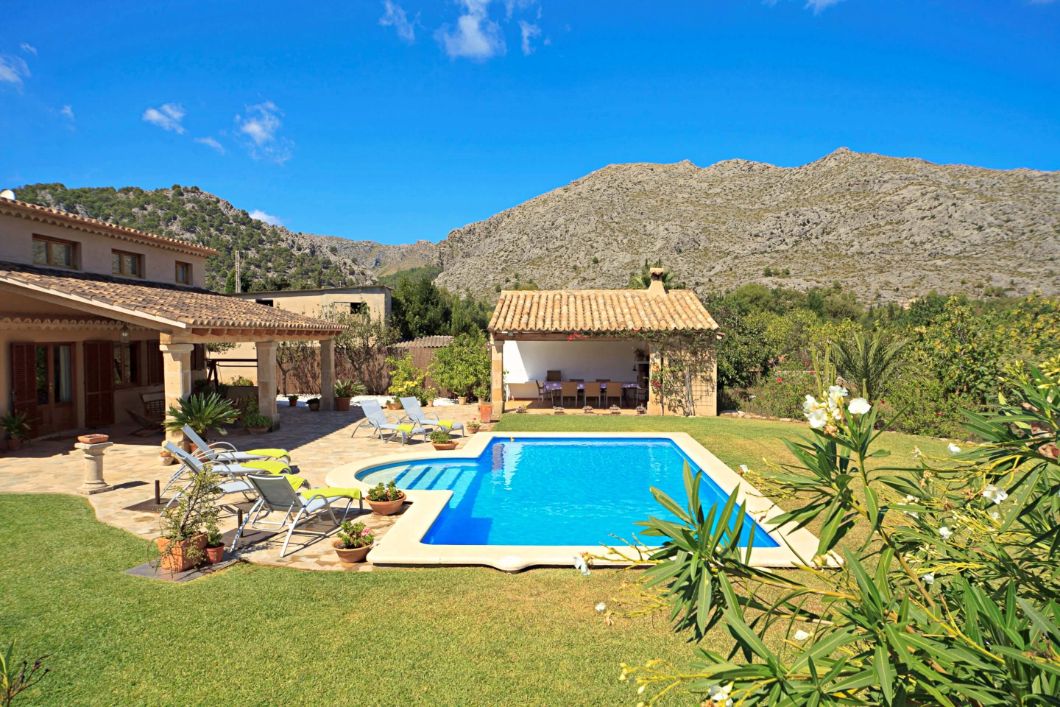 Caracter holiday rental villa within easy walking to Pollensa Mallorca