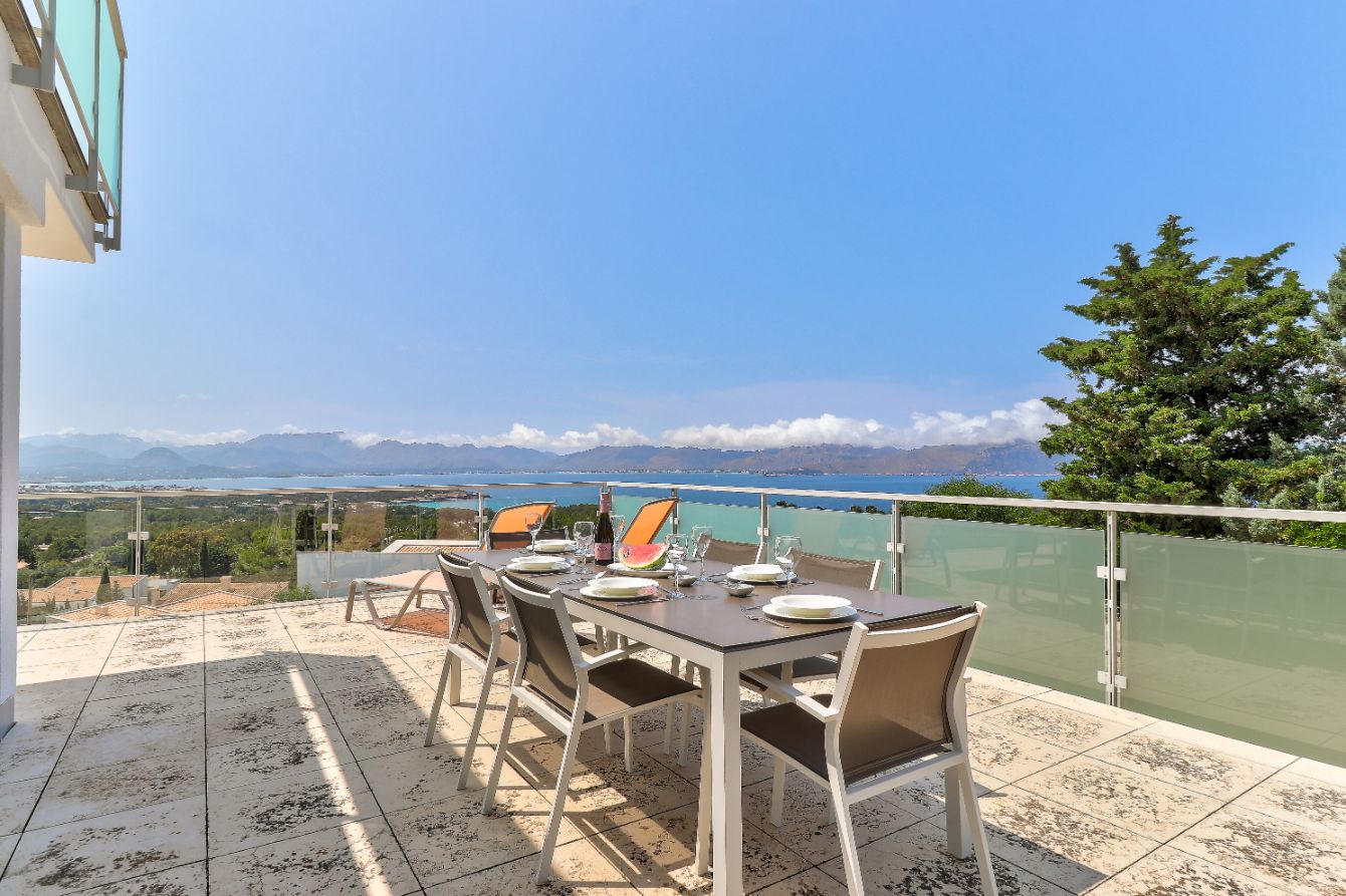 Villa Bonaire Alcudia with spectacular sea views of the Bay of Pollensa sleeps 8