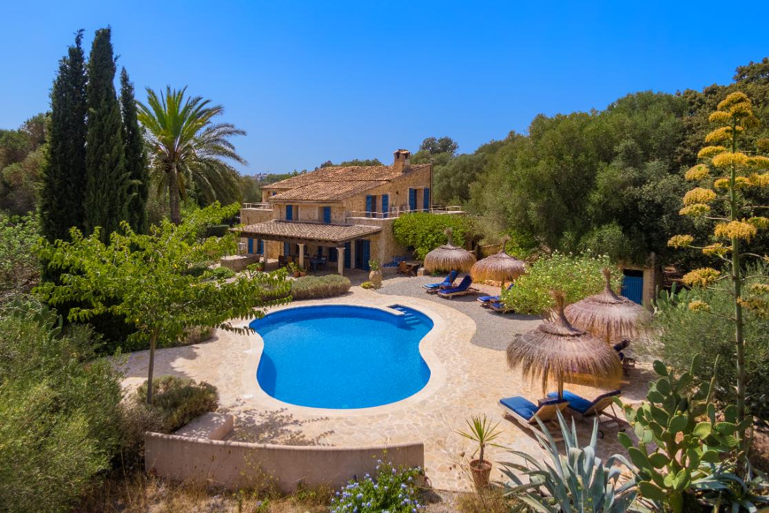 Romantic 4 bedroom countryside villa with tourist license for sale in the centre of Mallorca