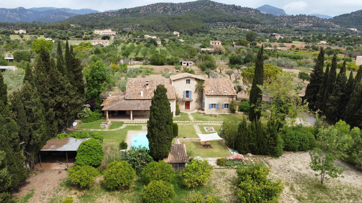 Beautiful 4 bedroom holiday finca with pool in Binissalem Mallorca