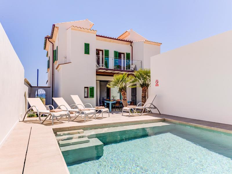 Spectacular seafront holiday villa sleeps 8 Puerto Pollensa